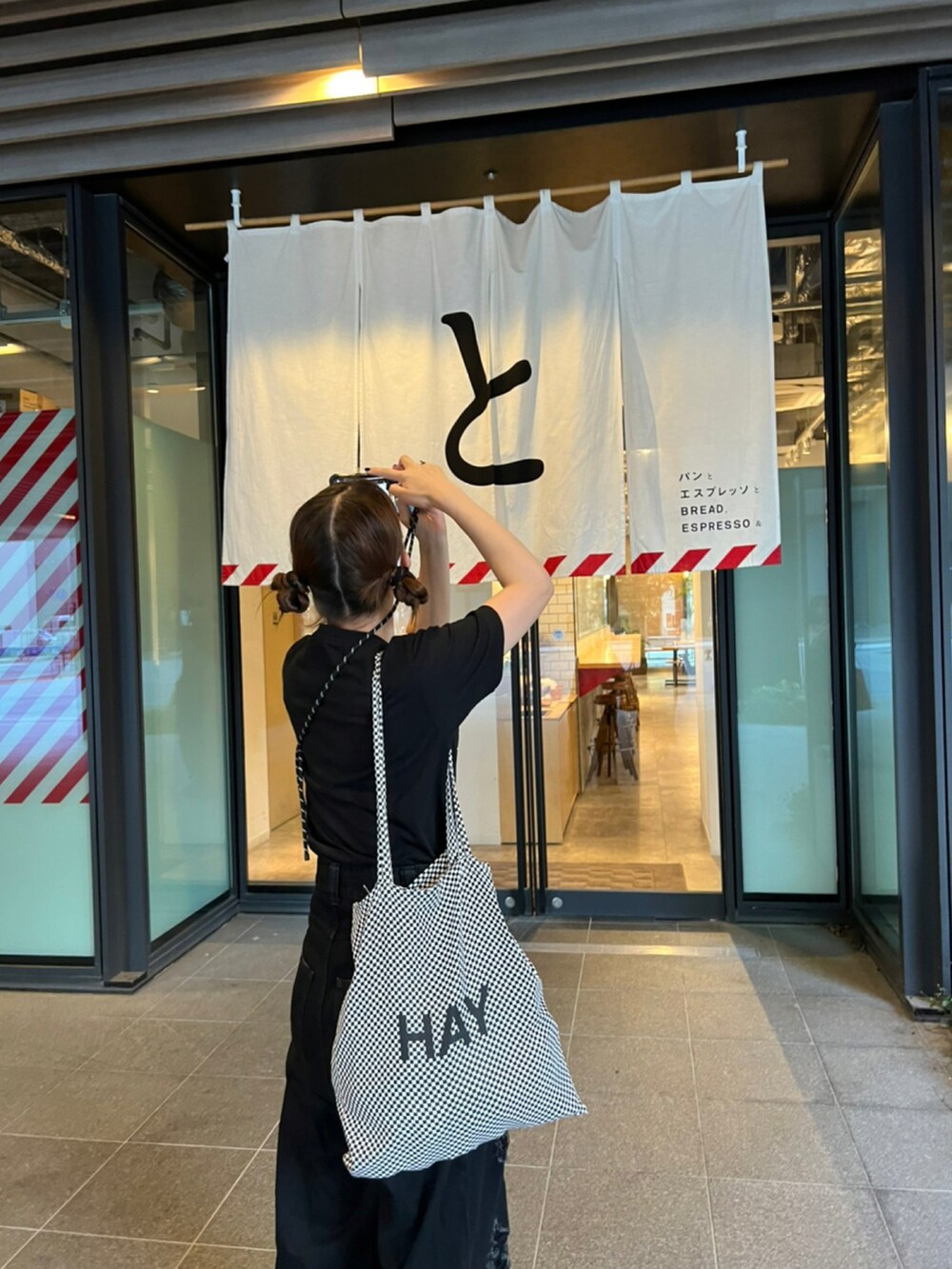 「ブラックコーデ、博多」｜「UNIQLOのザ・ゲーム バイ ストリートファイター UT（半袖）（Tシャツ/カットソー、ブラック系）」を使った、アスカスさん（レディース・163cm）の秋コーディネートの2枚目の写真