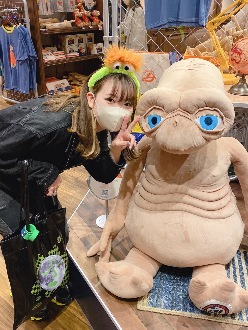 「E.T.、ユニバコーデ、ユニバーサルスタジオジャパン、オスカー、グリーンコーデ」｜「CasseliniのCasselini(キャセリーニ)グラフィックトート（トートバッグ、ブラック系）」を使った、アスカスさん（レディース・163cm）の秋コーディネートの3枚目の写真