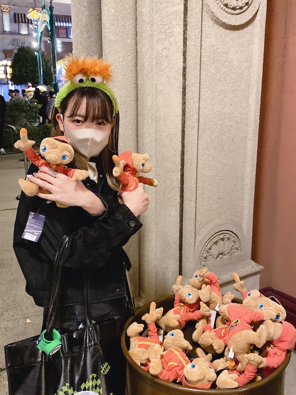 「E.T.、ユニバコーデ、ユニバーサルスタジオジャパン、オスカー、グリーンコーデ」｜「CasseliniのCasselini(キャセリーニ)グラフィックトート（トートバッグ、ブラック系）」を使った、アスカスさん（レディース・163cm）の秋コーディネートの2枚目の写真