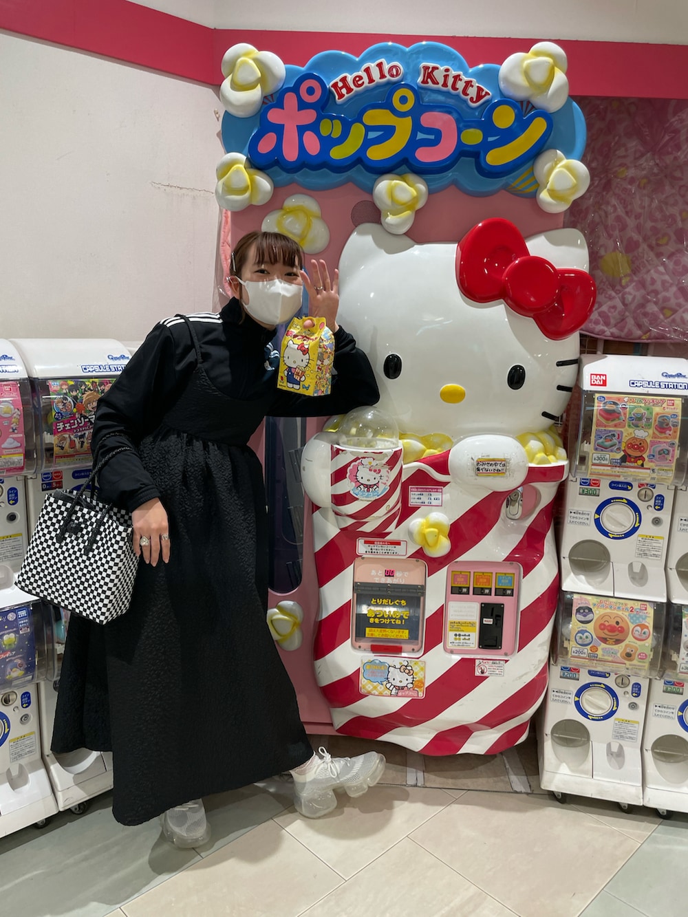 「ブラックコーデ、adidas、mekearisa、grounds」｜「mekearisaのアイテム（バッグ、ブラック系）」を使った、アスカスさん（レディース・163cm）の春コーディネートの2枚目の写真