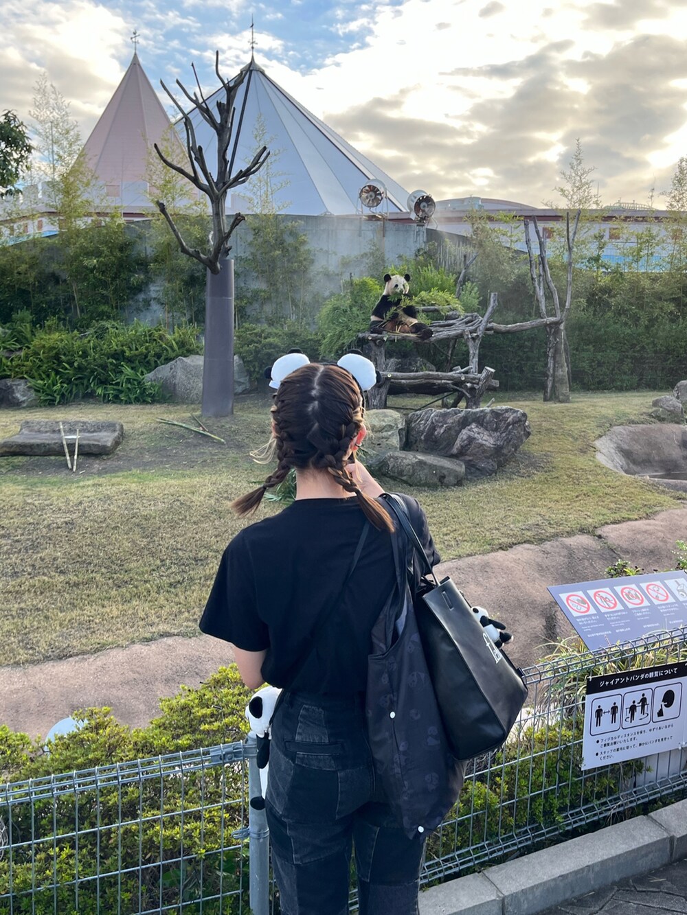「パンダ、パンダコーデ、アドベンチャーワールド、adventure world、Candy Stripper」｜「FEKETEのFEKETE KEI SHOP BAG (BLACK) -Graphic by KEI-（トートバッグ、ブラック系）」を使った、アスカスさん（レディース・163cm）の秋コーディネートの4枚目の写真