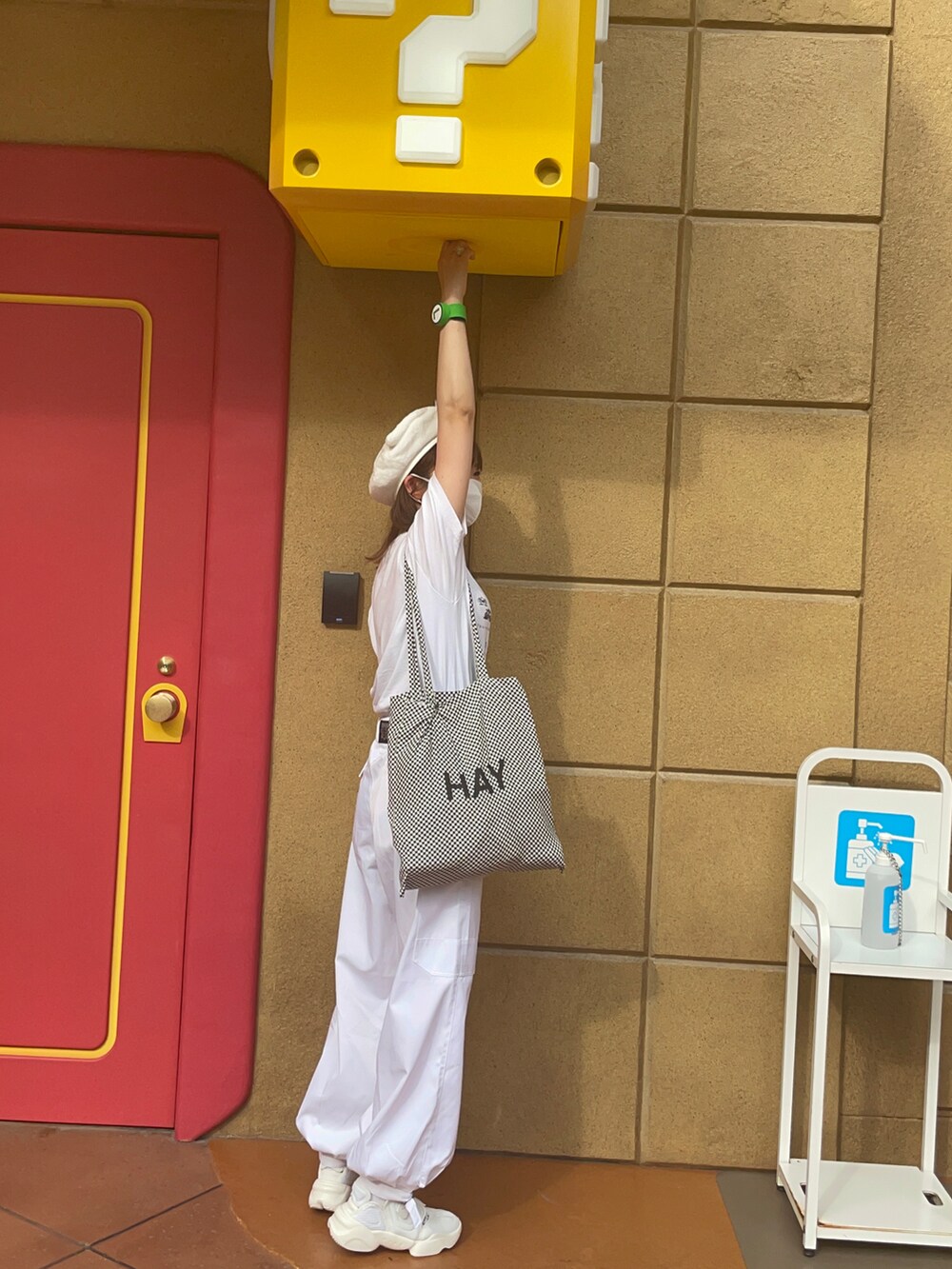 「オールホワイト、ワークマン、テレサ、テレサコーデ、ユニバーサルスタジオジャパン、USJ」｜「HAYのアイテム（トートバッグ、ブラック系）」を使った、アスカスさん（レディース・163cm）の夏コーディネートの3枚目の写真