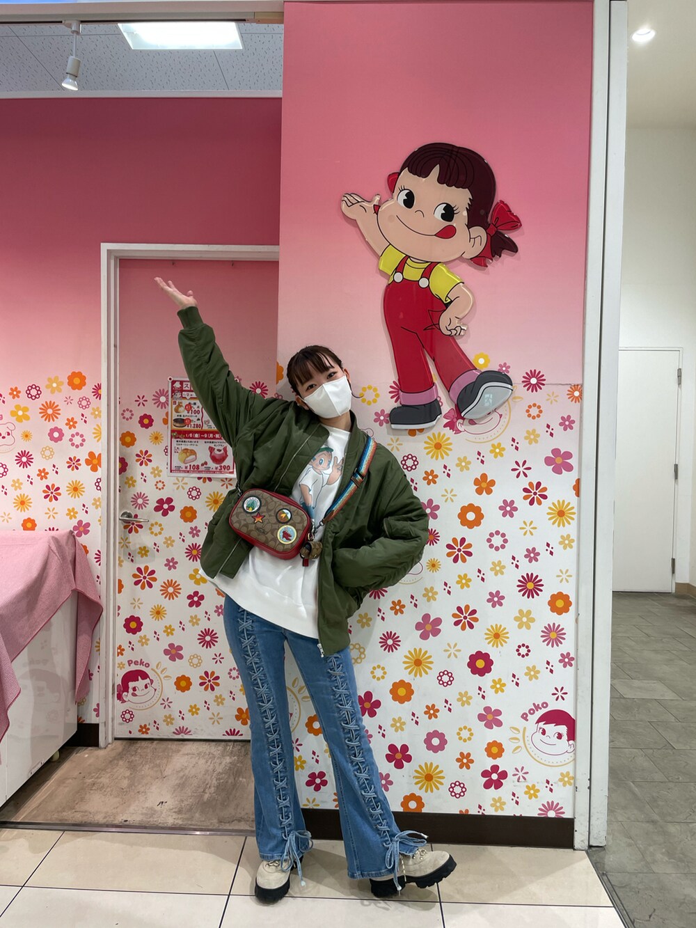 「jouetie、COACH」｜「jouetieのセンターレースアップフィットフレアパンツ（デニムパンツ、ブルー系）」を使った、アスカスさん（レディース・163cm）の冬コーディネートの2枚目の写真