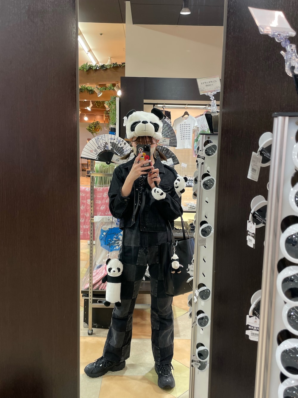 「パンダ、パンダコーデ、アドベンチャーワールド、adventure world、Candy Stripper」｜「FEKETEのFEKETE KEI SHOP BAG (BLACK) -Graphic by KEI-（トートバッグ、ブラック系）」を使った、アスカスさん（レディース・163cm）の秋コーディネートの2枚目の写真