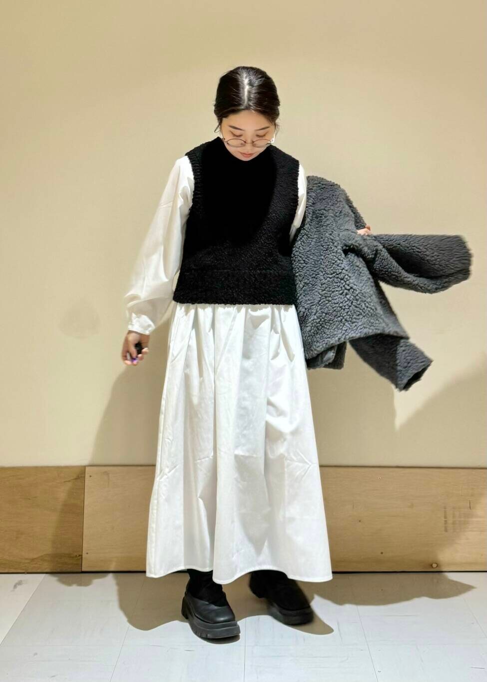 グレー系のその他アウター、ブラック系のワンピースを着用したレディースの冬コーディネートの3枚目の写真