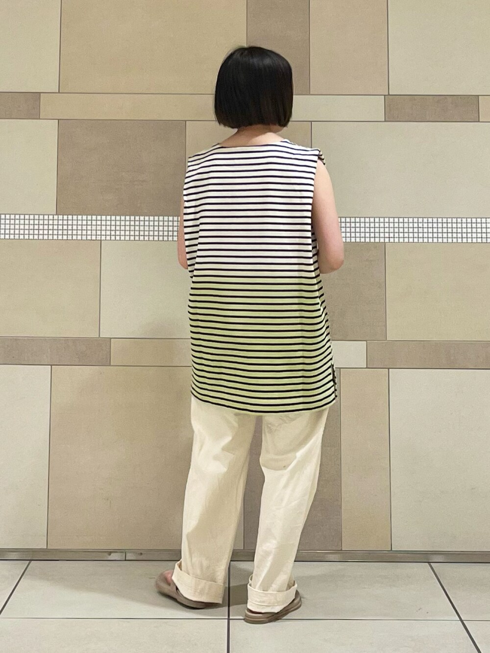 ベージュ系のサンダル、ホワイト系のショルダーバッグ、ベージュ系のその他パンツを着用したレディースの春コーディネートの4枚目の写真