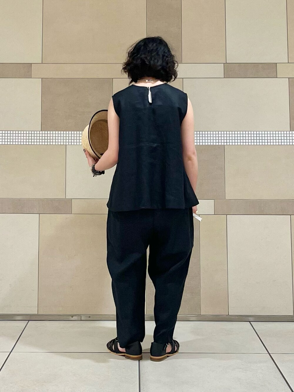 ブラック系のその他パンツ、ブラック系のシャツ/ブラウス、ブラック系のサンダルを着用したレディースの春コーディネートの4枚目の写真