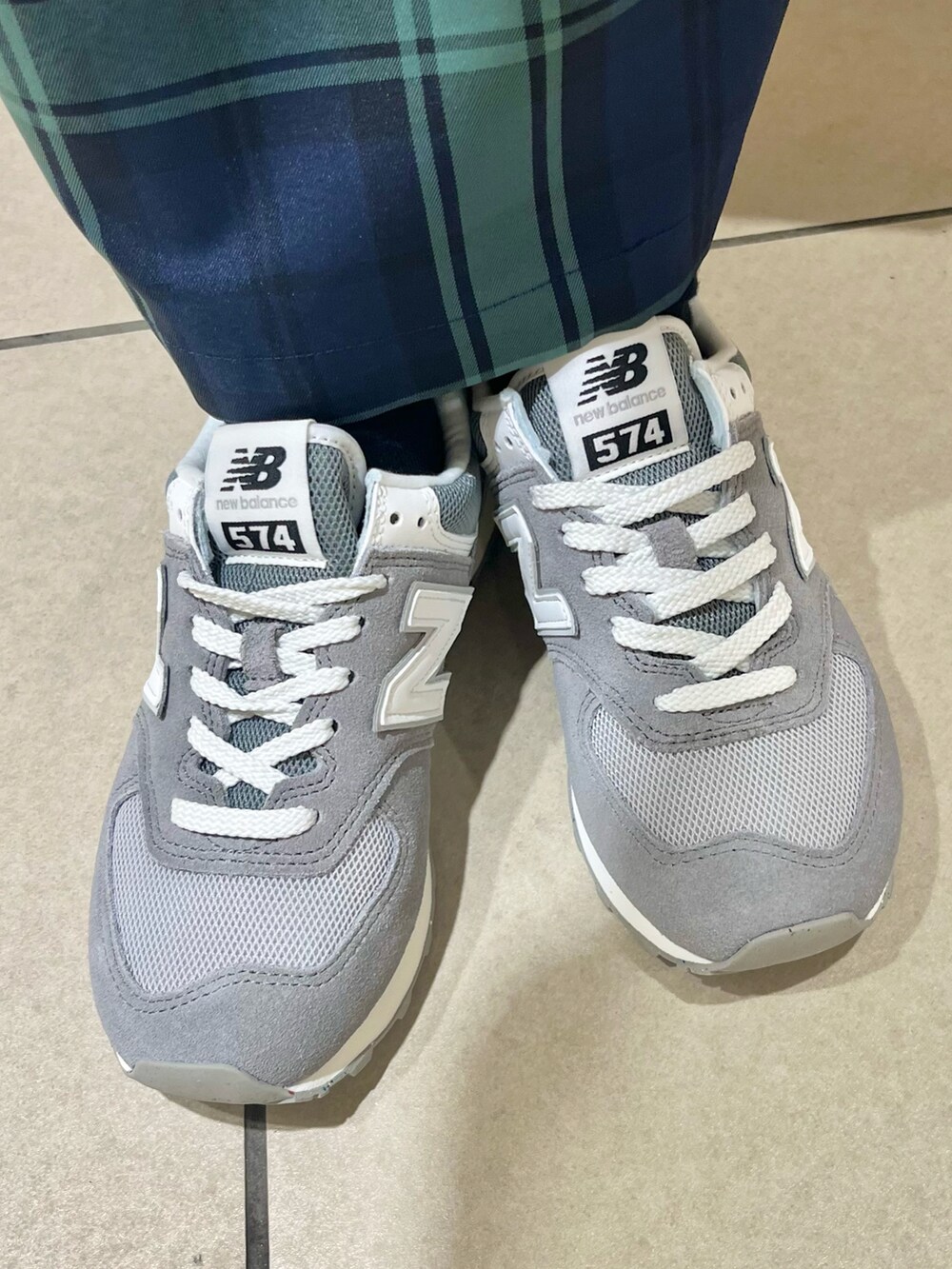 ブルー系のスカート、ブルー系のTシャツ/カットソー、ホワイト系のスニーカーを着用したレディースの夏コーディネートの5枚目の写真