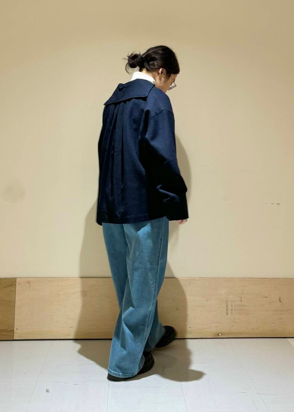 ホワイト系のTシャツ/カットソー、ブルー系のその他トップスを着用したレディースの冬コーディネートの2枚目の写真