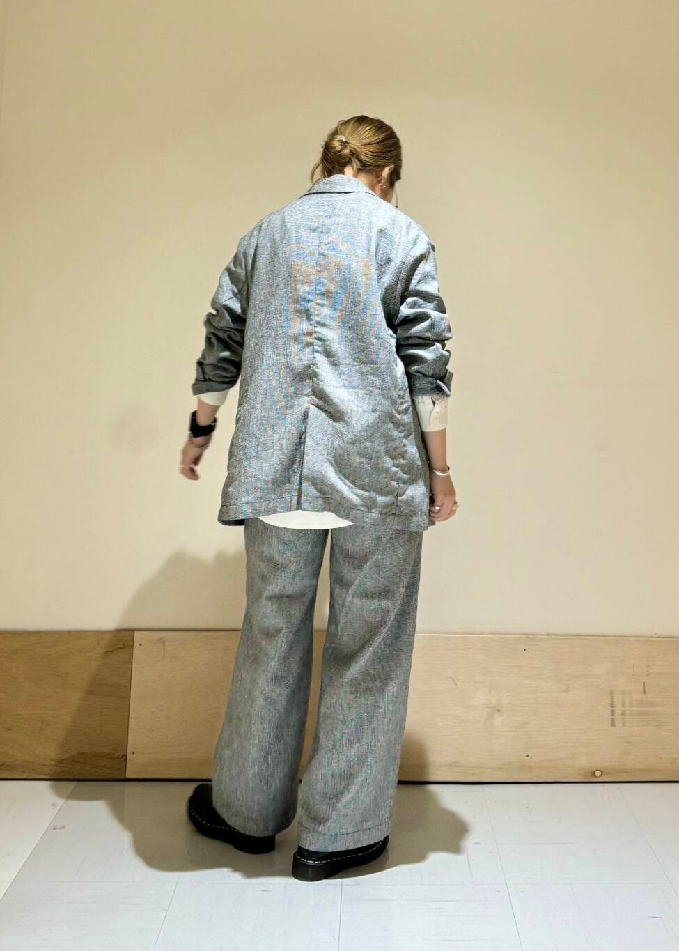 ホワイト系のシャツ/ブラウスを着用したレディースの春コーディネートの3枚目の写真