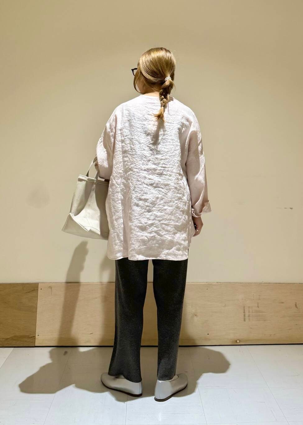 シルバー系のパンプス、ピンク系のシャツ/ブラウス、グレー系のその他パンツを着用したレディースの春コーディネートの3枚目の写真