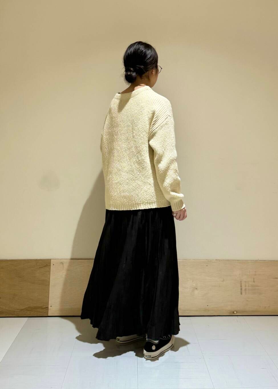 ブラック系のショルダーバッグ、ブラック系のスカート、ブラック系のスニーカーを着用したレディースの冬コーディネートの2枚目の写真