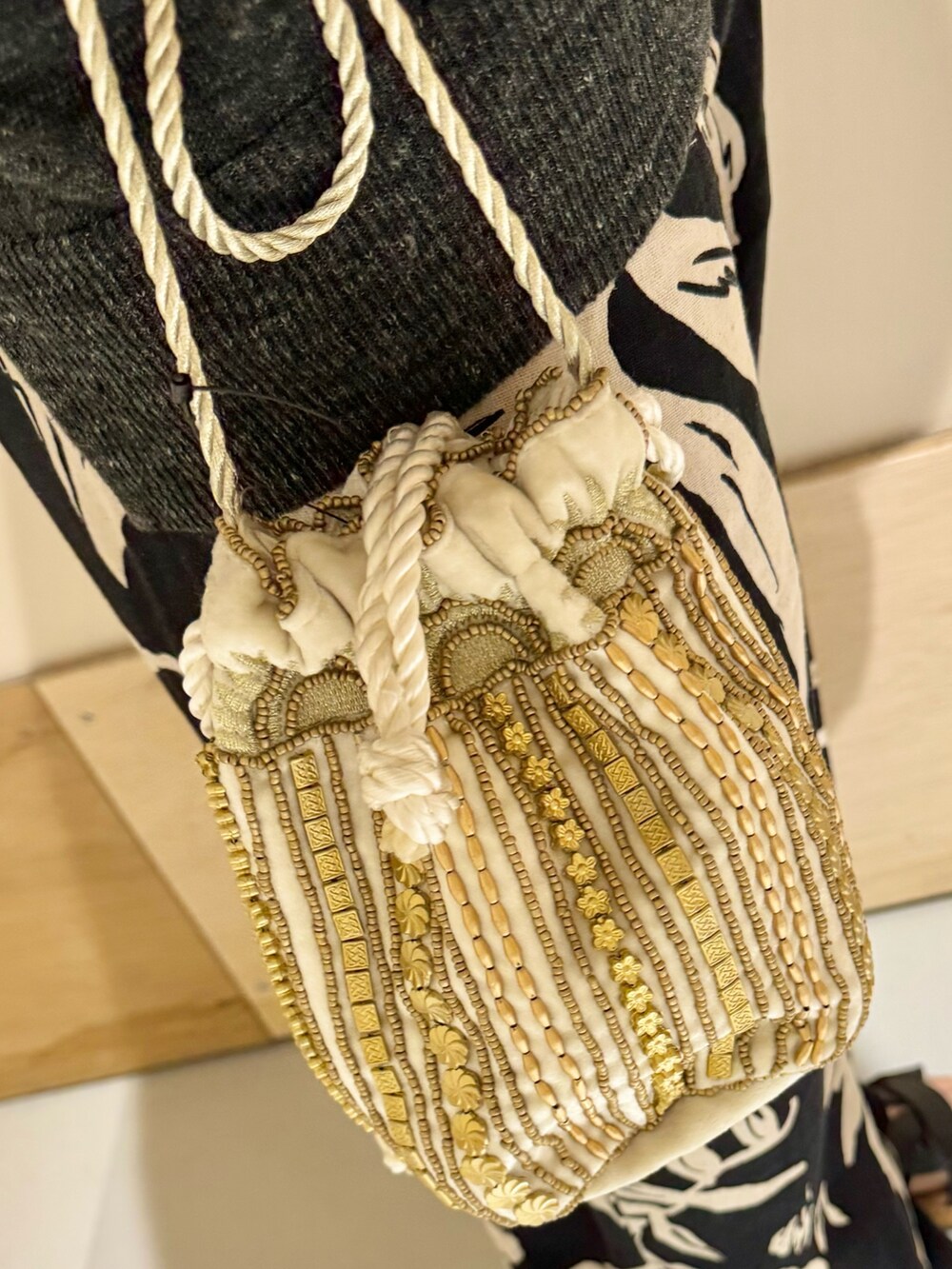 ブラック系のサンダル、ブラック系のショルダーバッグ、ブラック系のその他パンツを着用したレディースの夏コーディネートの5枚目の写真