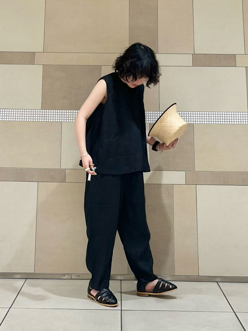 ブラック系のその他パンツ、ブラック系のシャツ/ブラウス、ブラック系のサンダルを着用したレディースの春コーディネートの3枚目の写真