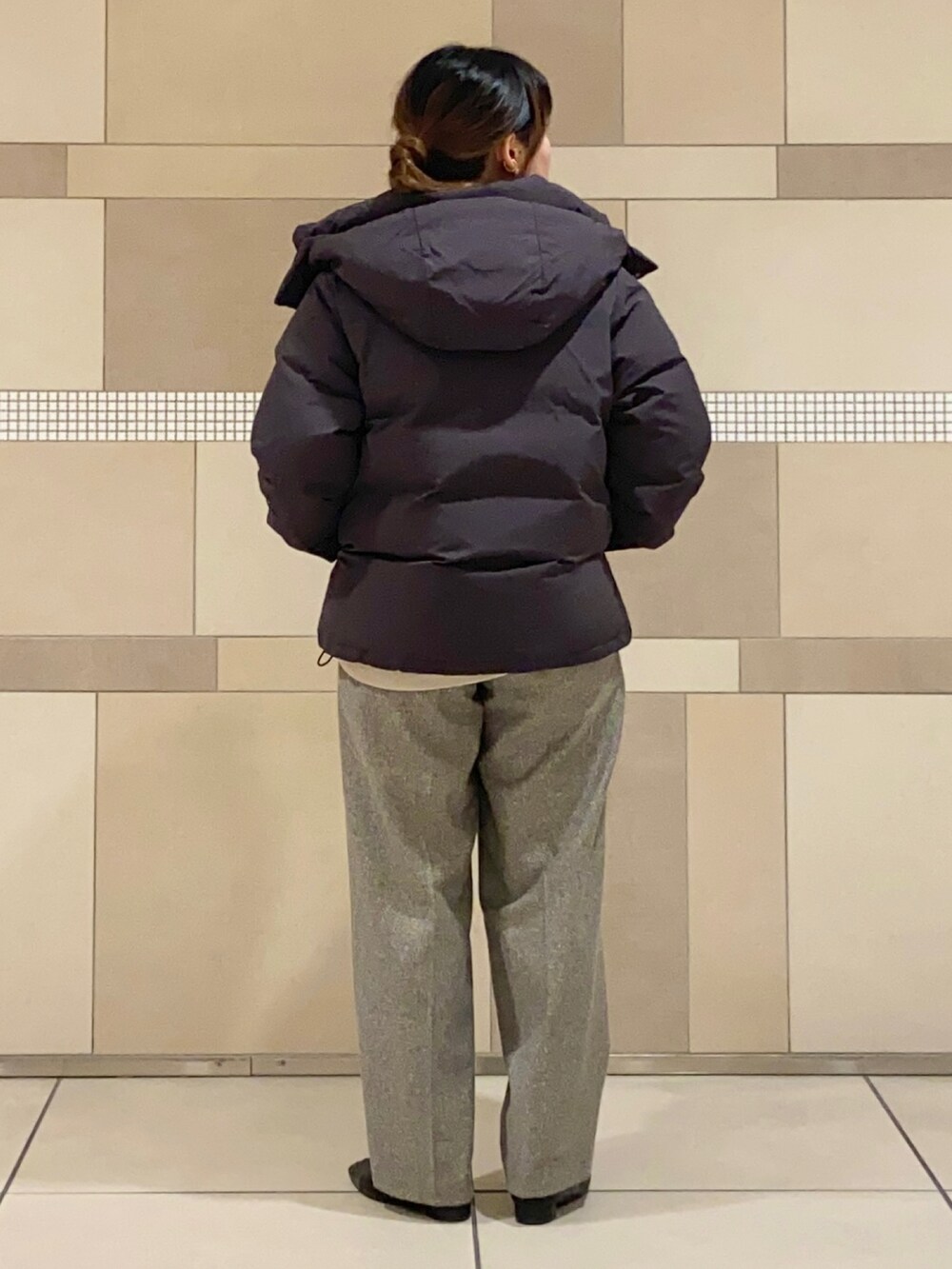 ブラック系のダウンジャケット/コート、グレー系のスウェット、グレー系のその他パンツを着用したレディースの冬コーディネートの3枚目の写真