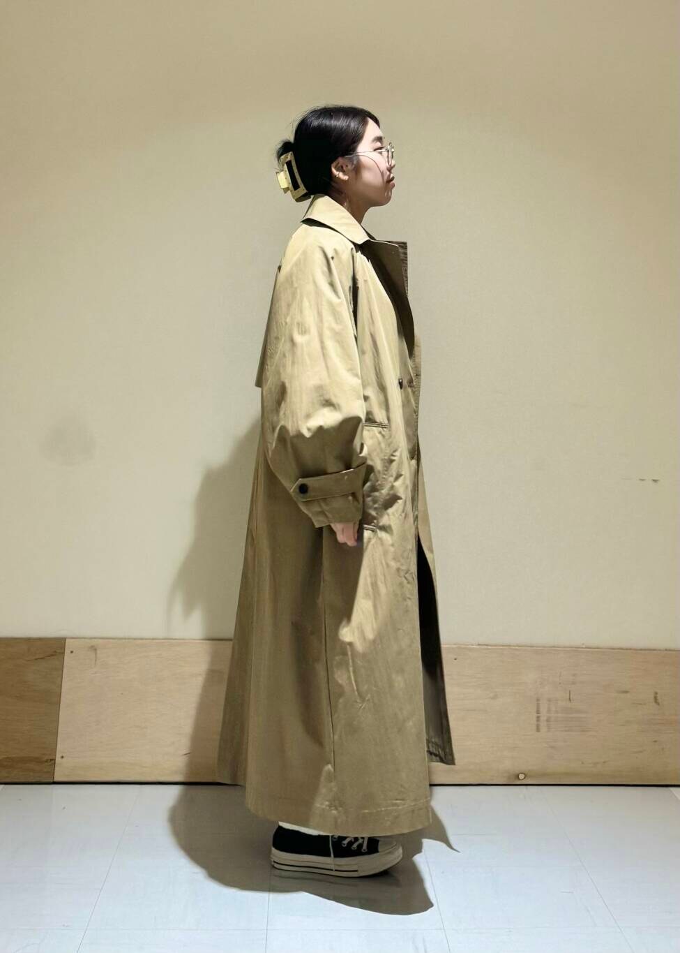 ホワイト系のその他パンツ、ホワイト系のTシャツ/カットソー、ベージュ系のその他アウターを着用したレディースの冬コーディネートの3枚目の写真