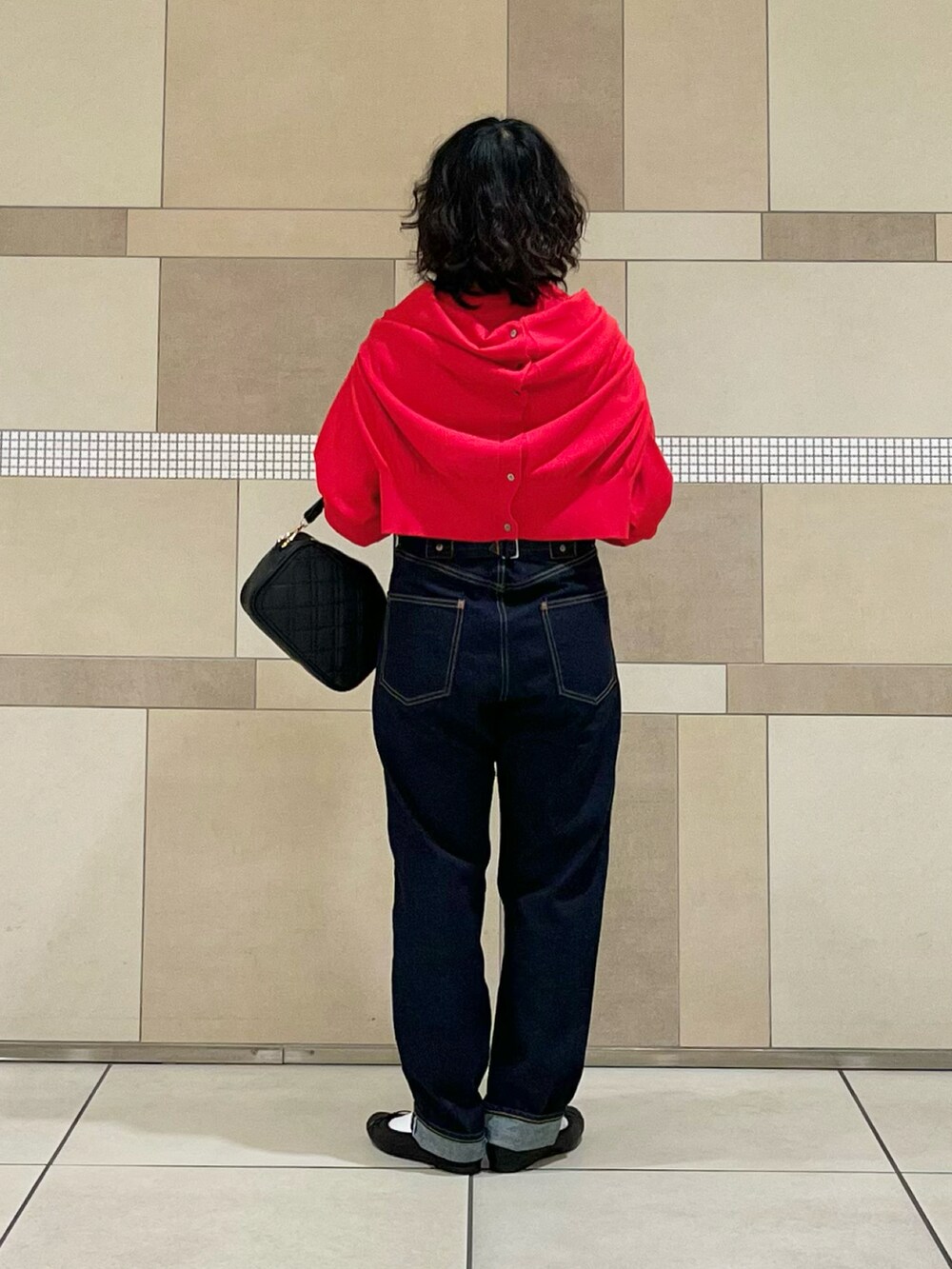 レッド系のニット/セーター、レッド系のカーディガン/ボレロ、ブラック系のショルダーバッグを着用したレディースの春コーディネートの3枚目の写真