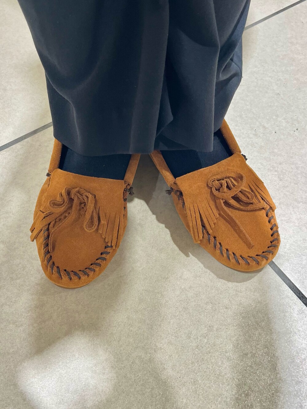 ブルー系のカーディガン/ボレロ、ブラック系のオールインワン・サロペットを着用したレディースの夏コーディネートの5枚目の写真