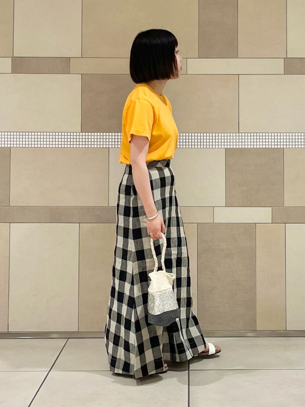 オレンジ系のTシャツ/カットソー、その他のスカート、その他のハンドバッグを着用したレディースの春コーディネートの2枚目の写真