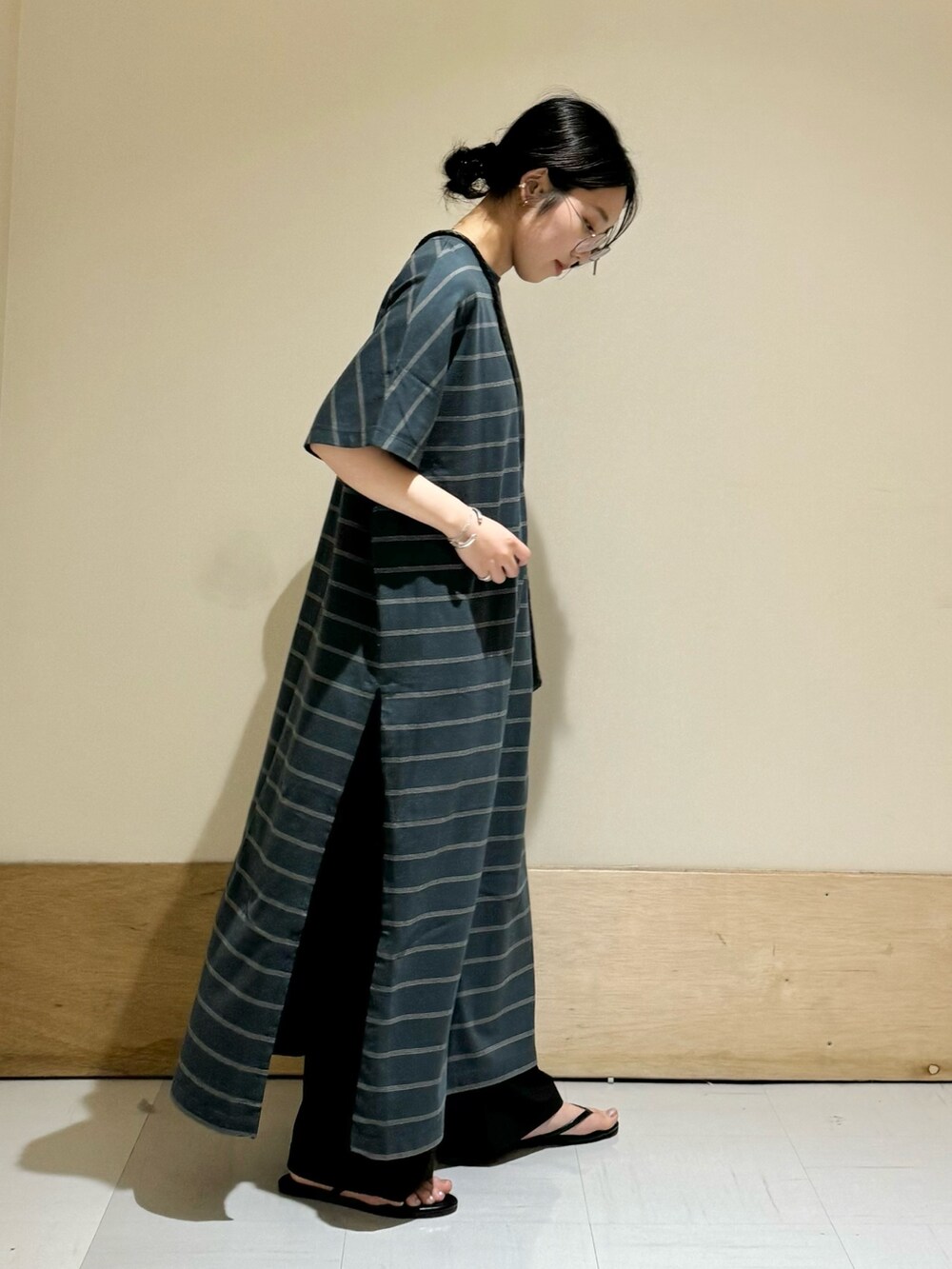 ブルー系のワンピース、ブラック系のその他パンツ、ブラック系のショルダーバッグを着用したレディースの夏コーディネートの3枚目の写真