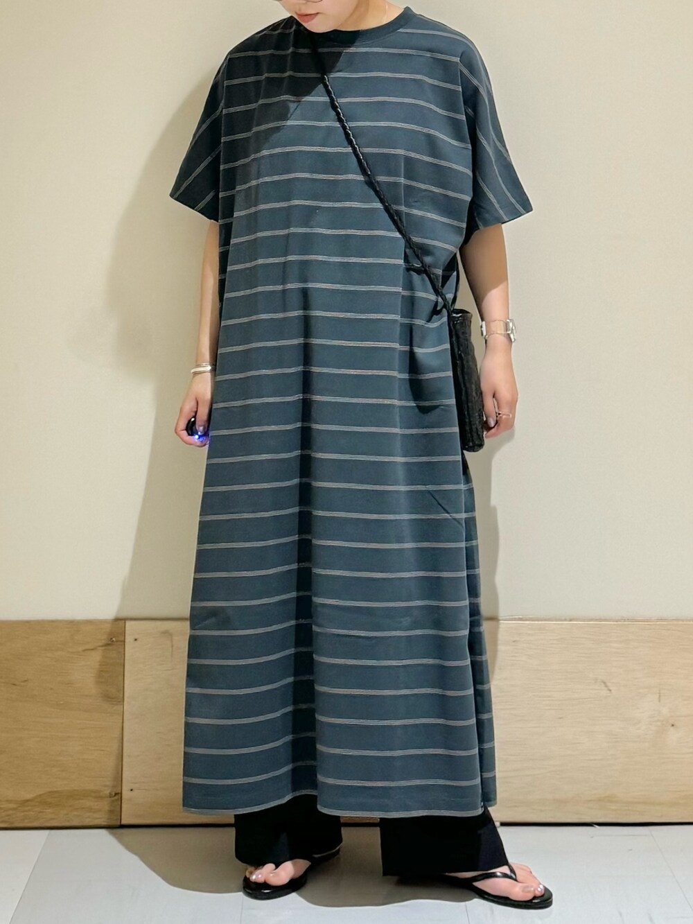 ブルー系のワンピース、ブラック系のその他パンツ、ブラック系のショルダーバッグを着用したレディースの夏コーディネートの2枚目の写真