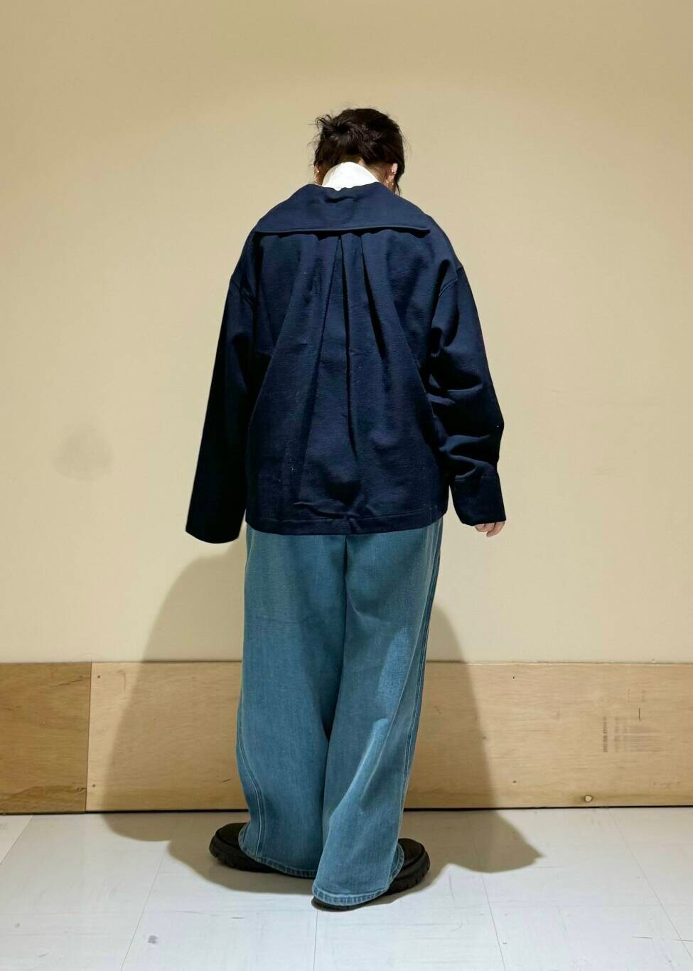 ホワイト系のTシャツ/カットソー、ブルー系のその他トップスを着用したレディースの冬コーディネートの3枚目の写真