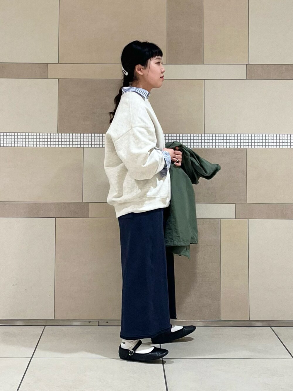 グレー系のスウェット、グレー系のスカート、ブルー系のシャツ/ブラウスを着用したレディースの冬コーディネートの3枚目の写真