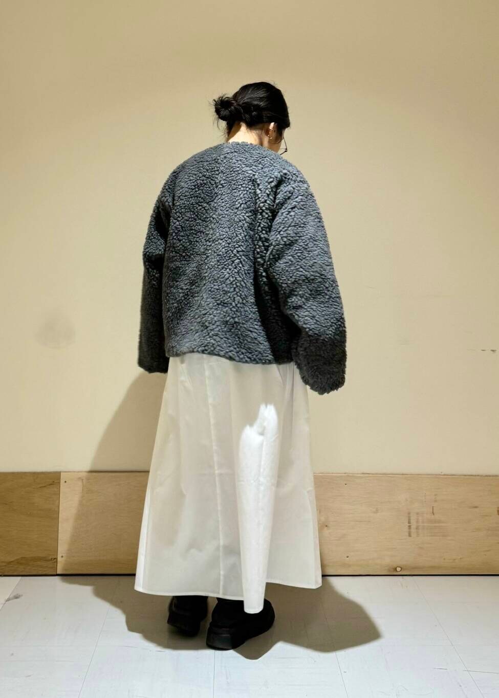 グレー系のその他アウター、ブラック系のワンピースを着用したレディースの冬コーディネートの2枚目の写真