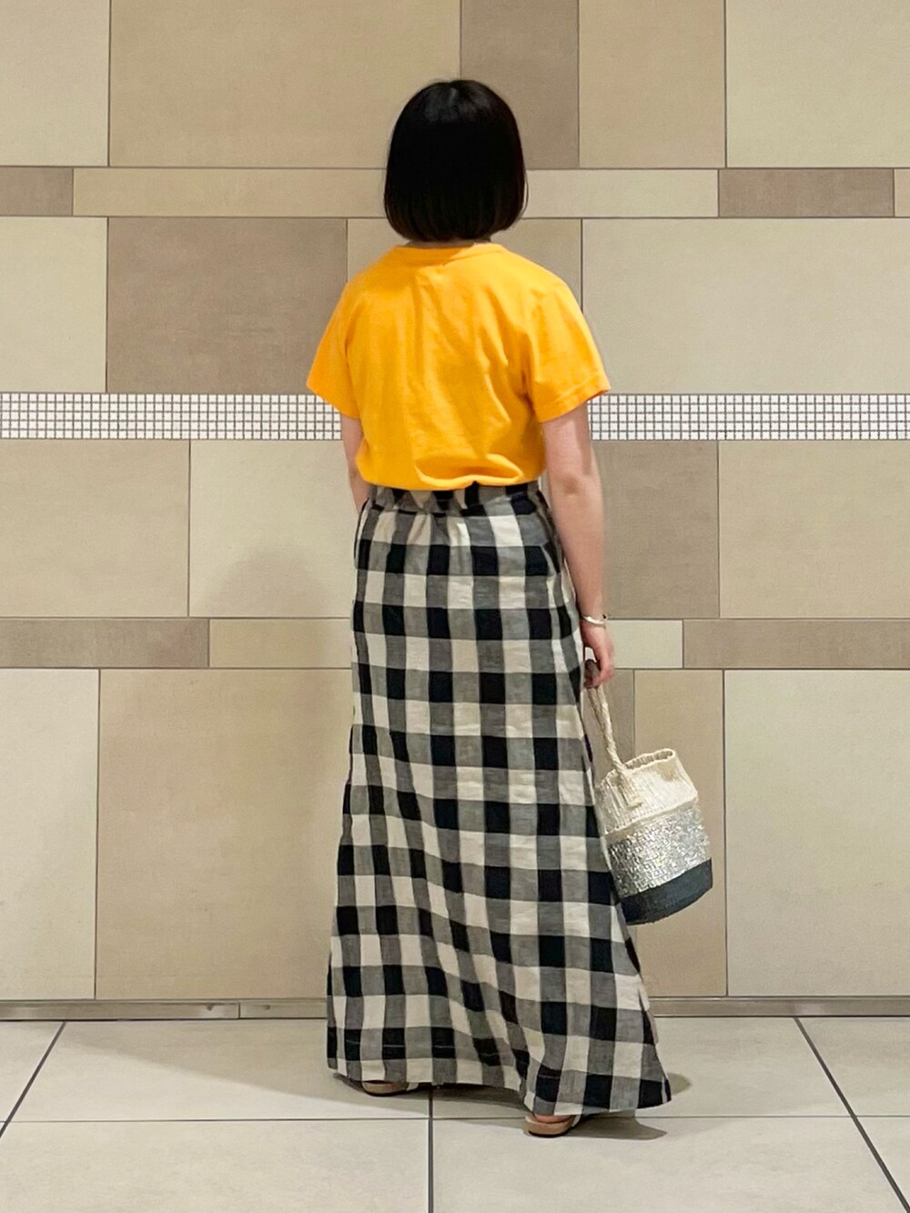 オレンジ系のTシャツ/カットソー、その他のスカート、その他のハンドバッグを着用したレディースの春コーディネートの3枚目の写真