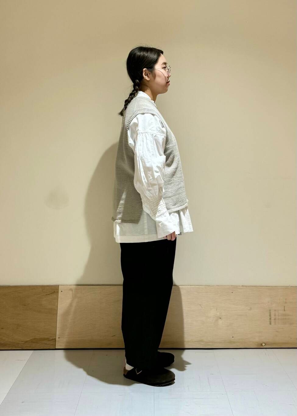 ブルー系のデニムパンツ、ホワイト系のシャツ/ブラウスを着用したレディースの冬コーディネートの2枚目の写真