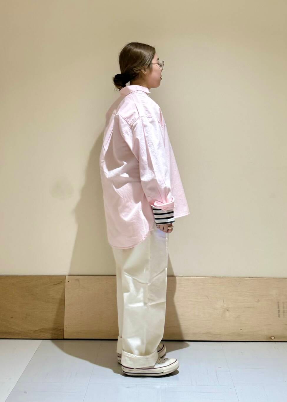 ピンク系のシャツ/ブラウス、ホワイト系のデニムパンツ、ホワイト系のTシャツ/カットソーを着用したレディースの冬コーディネートの2枚目の写真