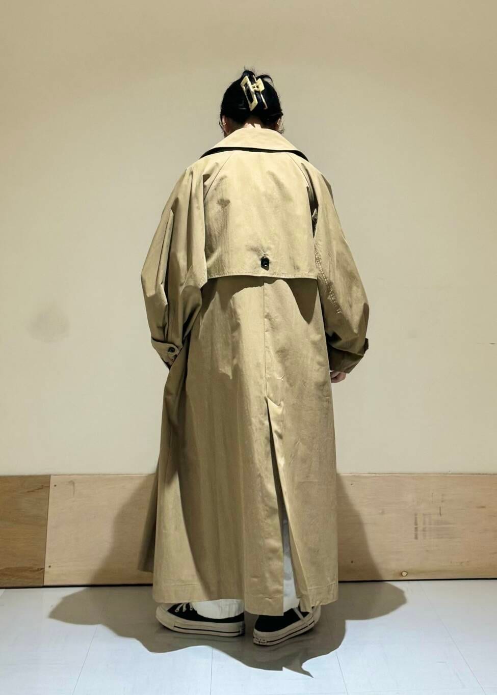 ホワイト系のその他パンツ、ホワイト系のTシャツ/カットソー、ベージュ系のその他アウターを着用したレディースの冬コーディネートの4枚目の写真