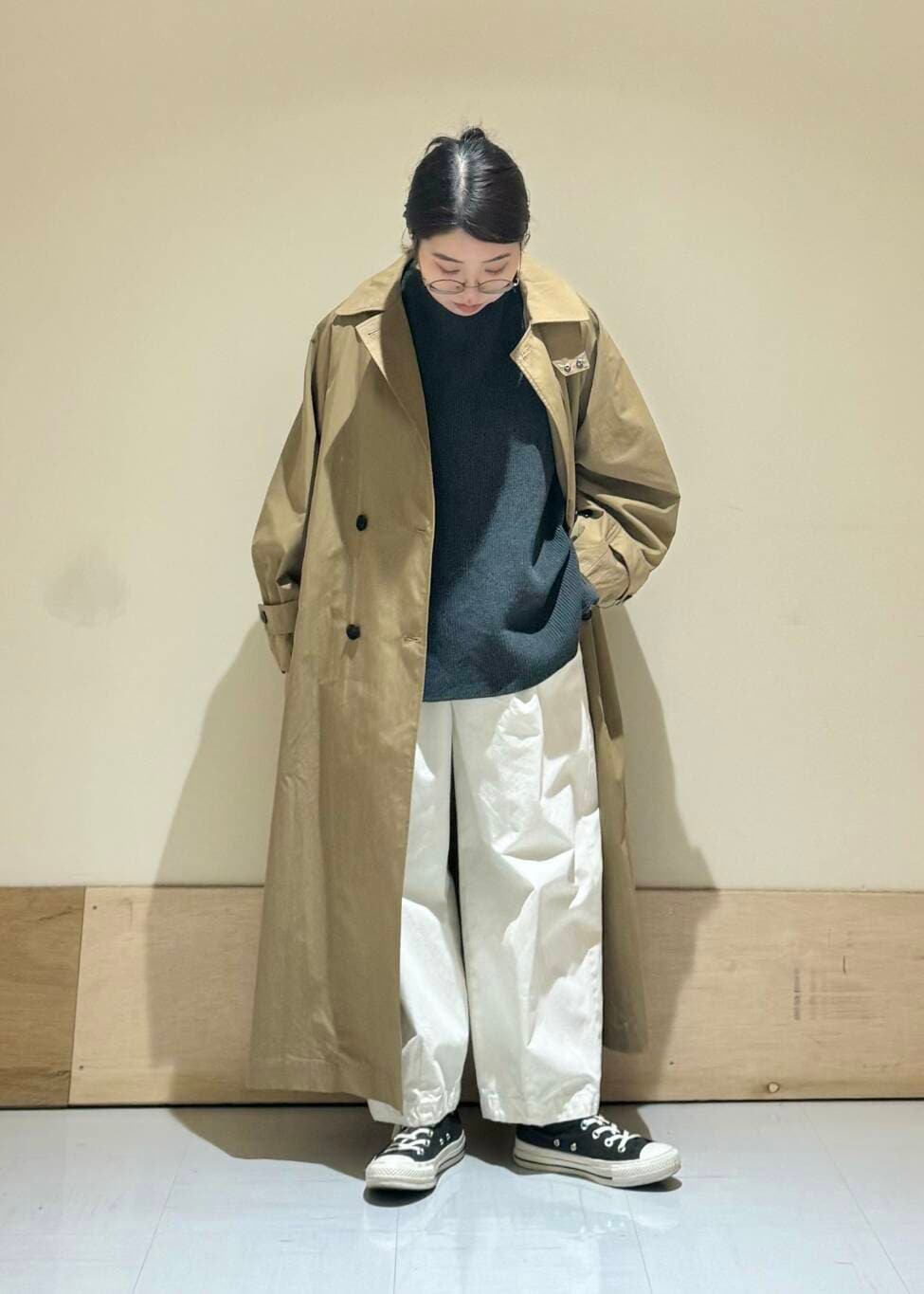 ホワイト系のその他パンツ、ホワイト系のTシャツ/カットソー、ベージュ系のその他アウターを着用したレディースの冬コーディネートの2枚目の写真