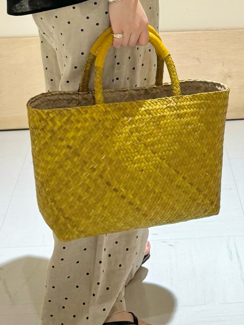 ブラック系のシャツ/ブラウス、ベージュ系のその他パンツ、イエロー系のトートバッグを着用したレディースの夏コーディネートの5枚目の写真