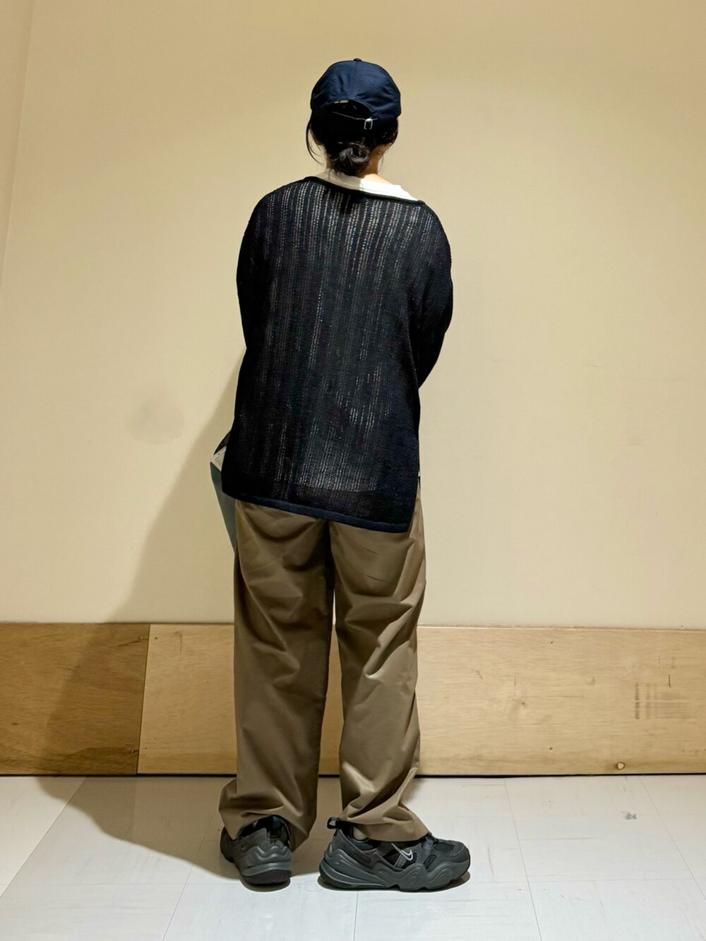 ブルー系のショルダーバッグ、ブラック系のニット/セーター、ブラウン系のその他パンツを着用したレディースの秋コーディネートの3枚目の写真