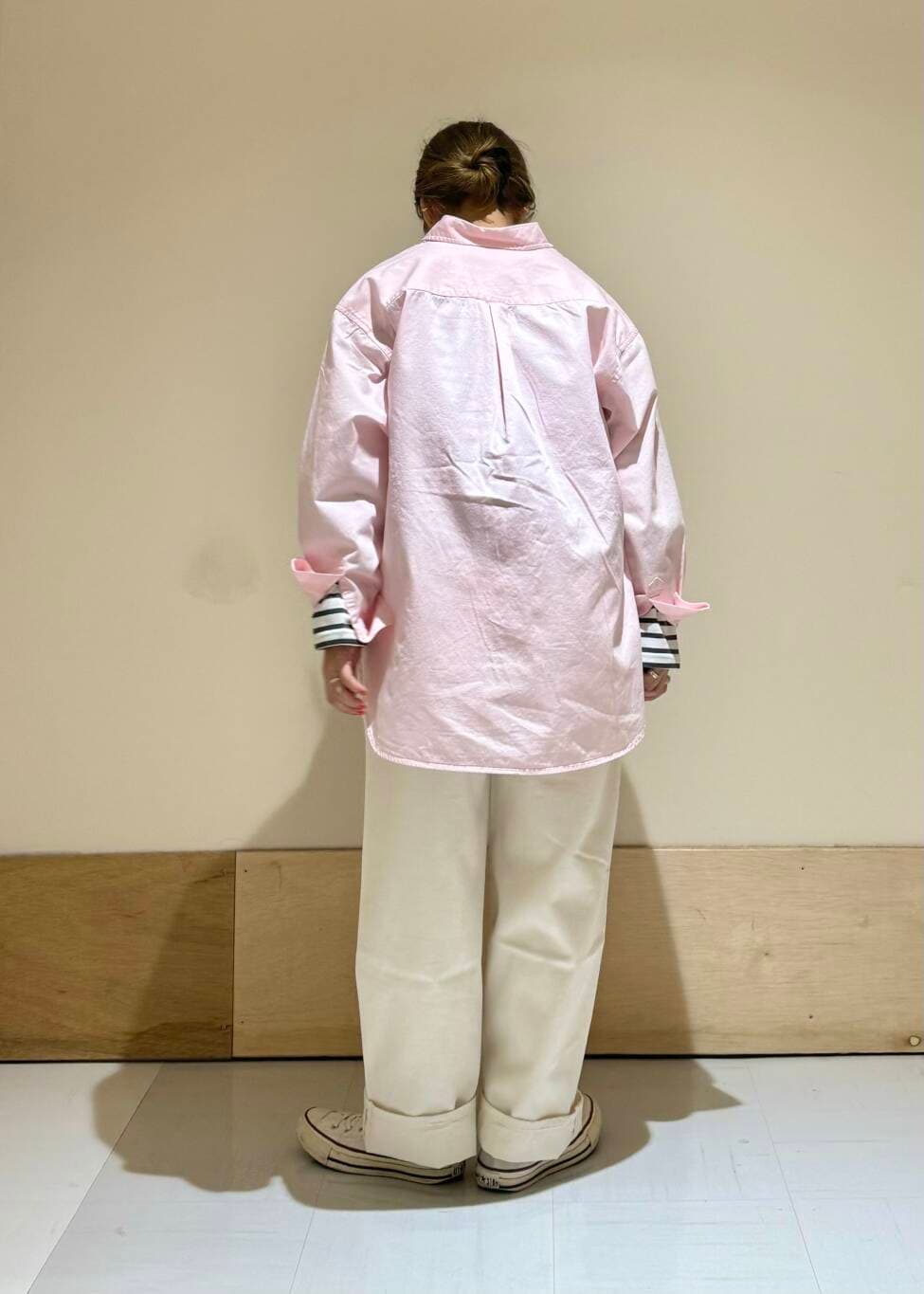 ピンク系のシャツ/ブラウス、ホワイト系のデニムパンツ、ホワイト系のTシャツ/カットソーを着用したレディースの冬コーディネートの3枚目の写真