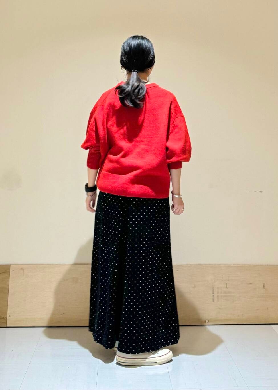ブラック系のその他パンツ、レッド系のニット/セーターを着用したレディースの冬コーディネートの3枚目の写真