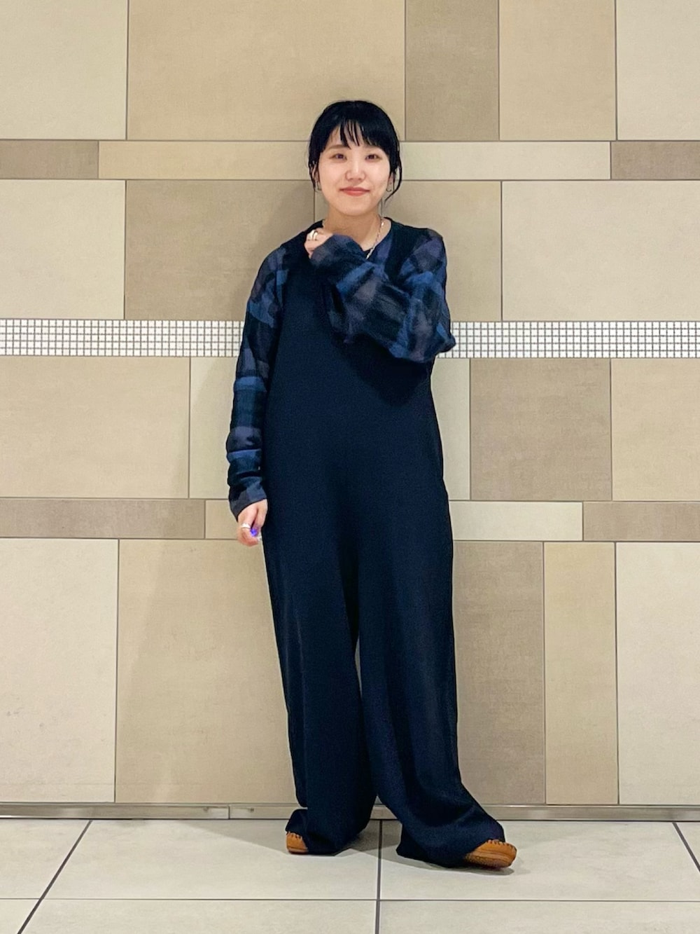 ブルー系のカーディガン/ボレロ、ブラック系のオールインワン・サロペットを着用したレディースの夏コーディネートの2枚目の写真