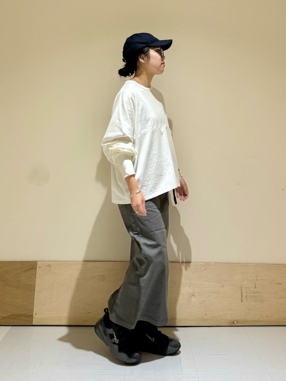 グレー系のスカート、ホワイト系のTシャツ/カットソーを着用したレディースの秋コーディネートの3枚目の写真