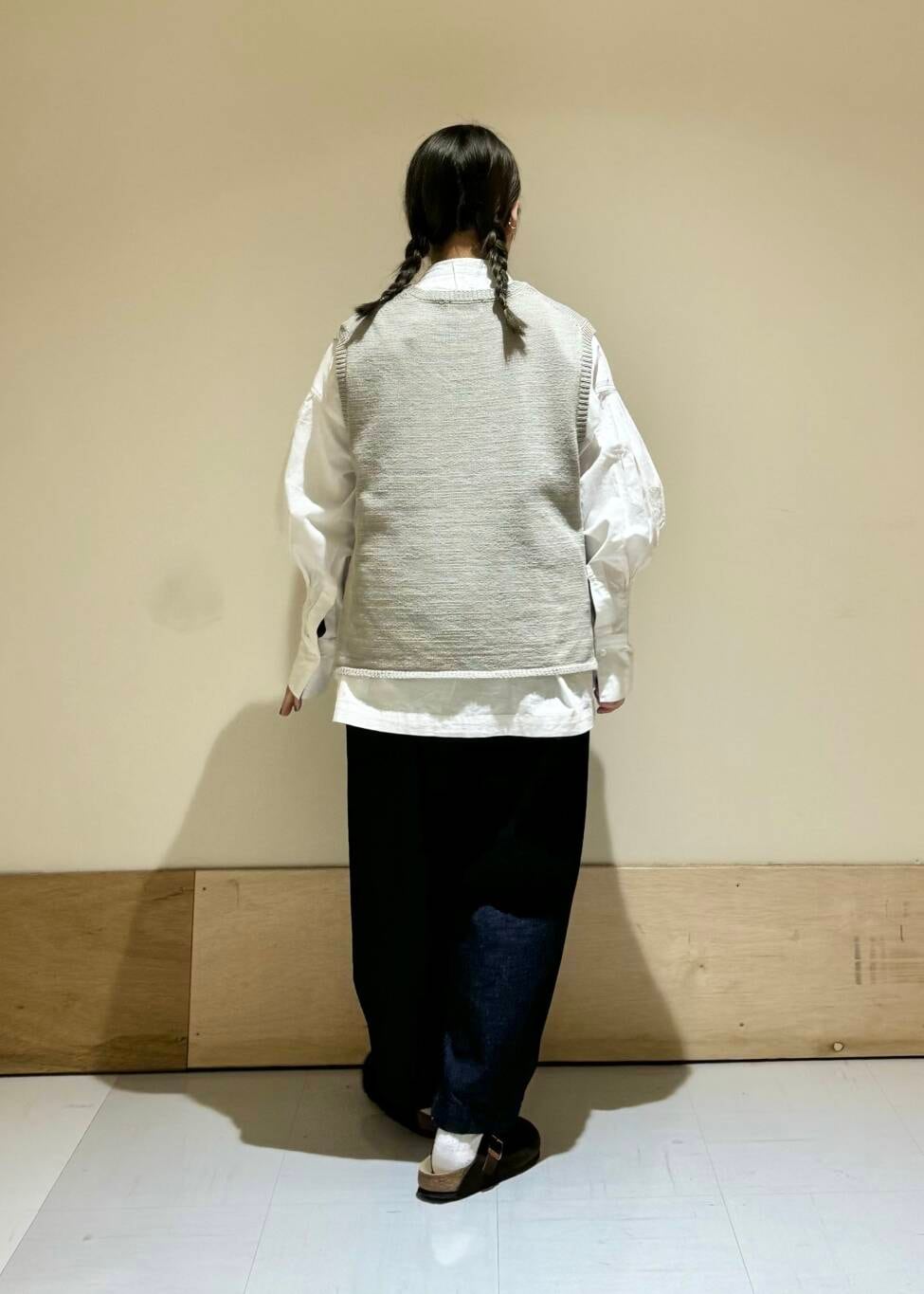 ブルー系のデニムパンツ、ホワイト系のシャツ/ブラウスを着用したレディースの冬コーディネートの3枚目の写真