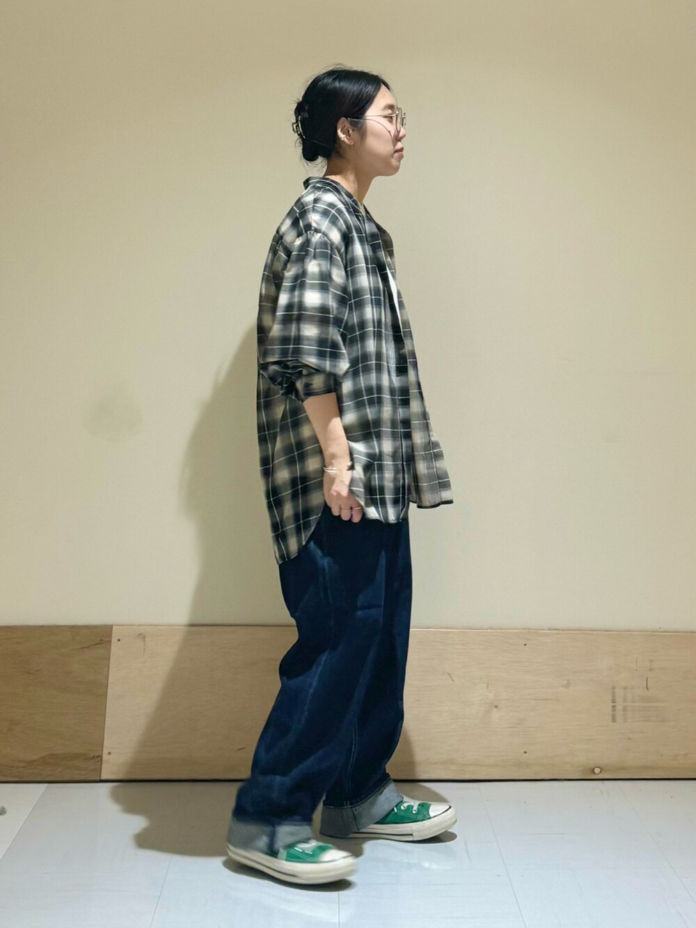 ブルー系のデニムパンツ、ホワイト系のTシャツ/カットソー、ブラック系のシャツ/ブラウスを着用したレディースの秋コーディネートの3枚目の写真