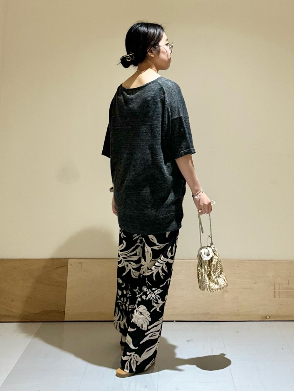 ブラック系のサンダル、ブラック系のショルダーバッグ、ブラック系のその他パンツを着用したレディースの夏コーディネートの3枚目の写真