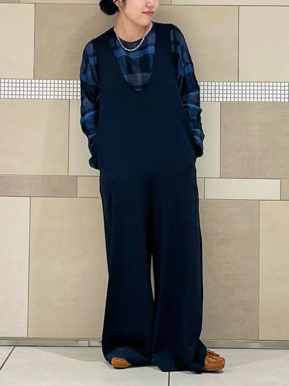 ブルー系のカーディガン/ボレロ、ブラック系のオールインワン・サロペットを着用したレディースの夏コーディネートの3枚目の写真