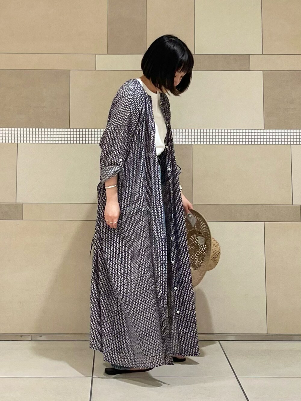 ホワイト系のTシャツ/カットソー、ベージュ系のハットを着用したレディースの春コーディネートの3枚目の写真