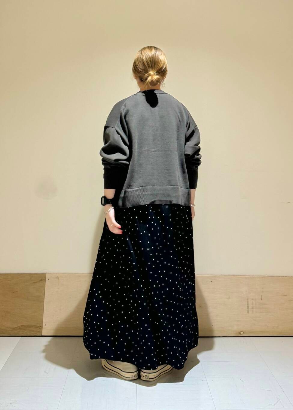 グレー系のカーディガン/ボレロ、ブラック系のワンピースを着用したレディースの春コーディネートの3枚目の写真