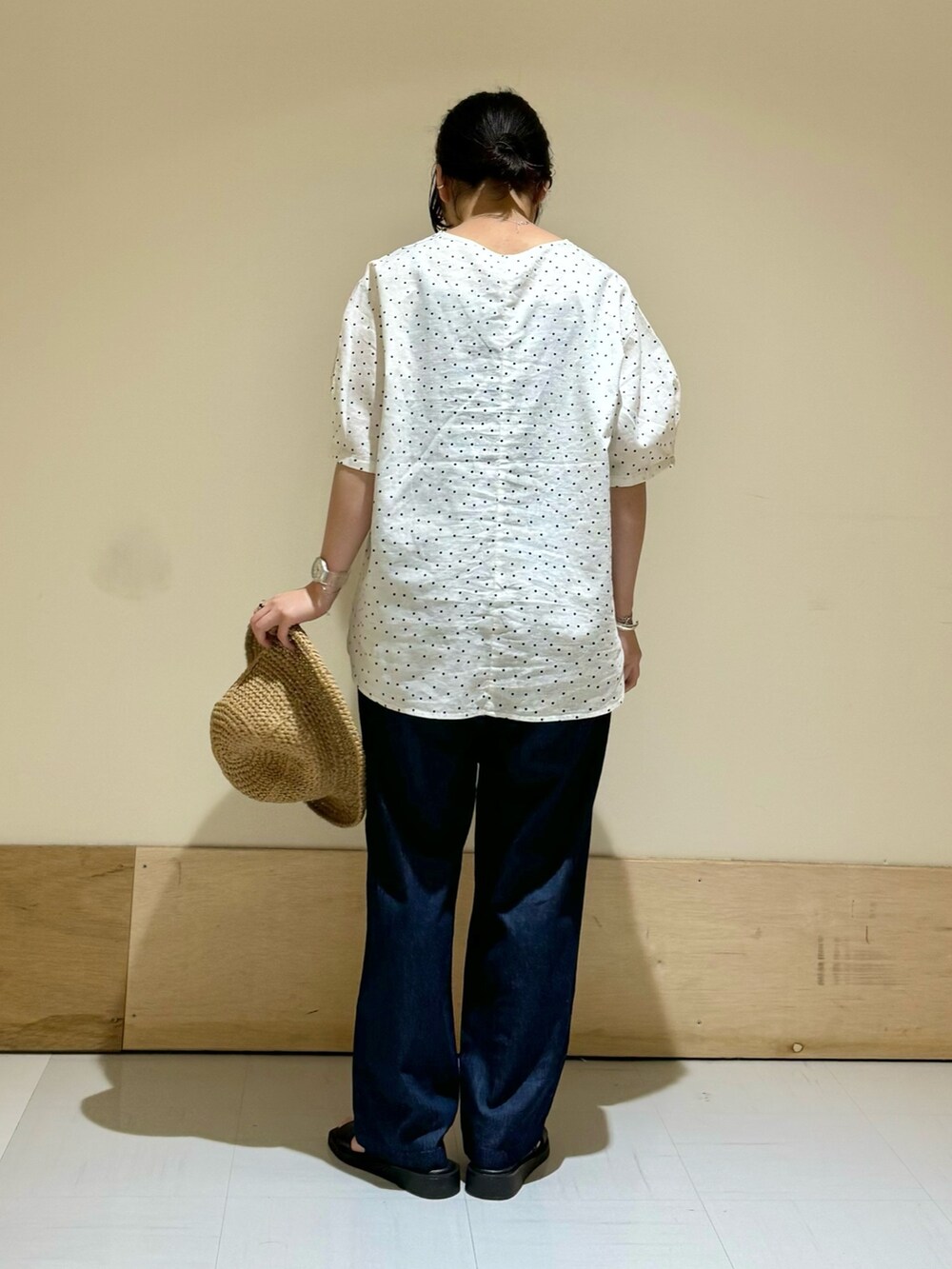 ホワイト系のシャツ/ブラウス、ブルー系のデニムパンツ、ブラック系のサンダルを着用したレディースの夏コーディネートの4枚目の写真