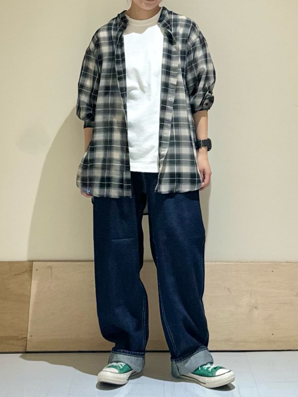 ブルー系のデニムパンツ、ホワイト系のTシャツ/カットソー、ブラック系のシャツ/ブラウスを着用したレディースの秋コーディネートの2枚目の写真