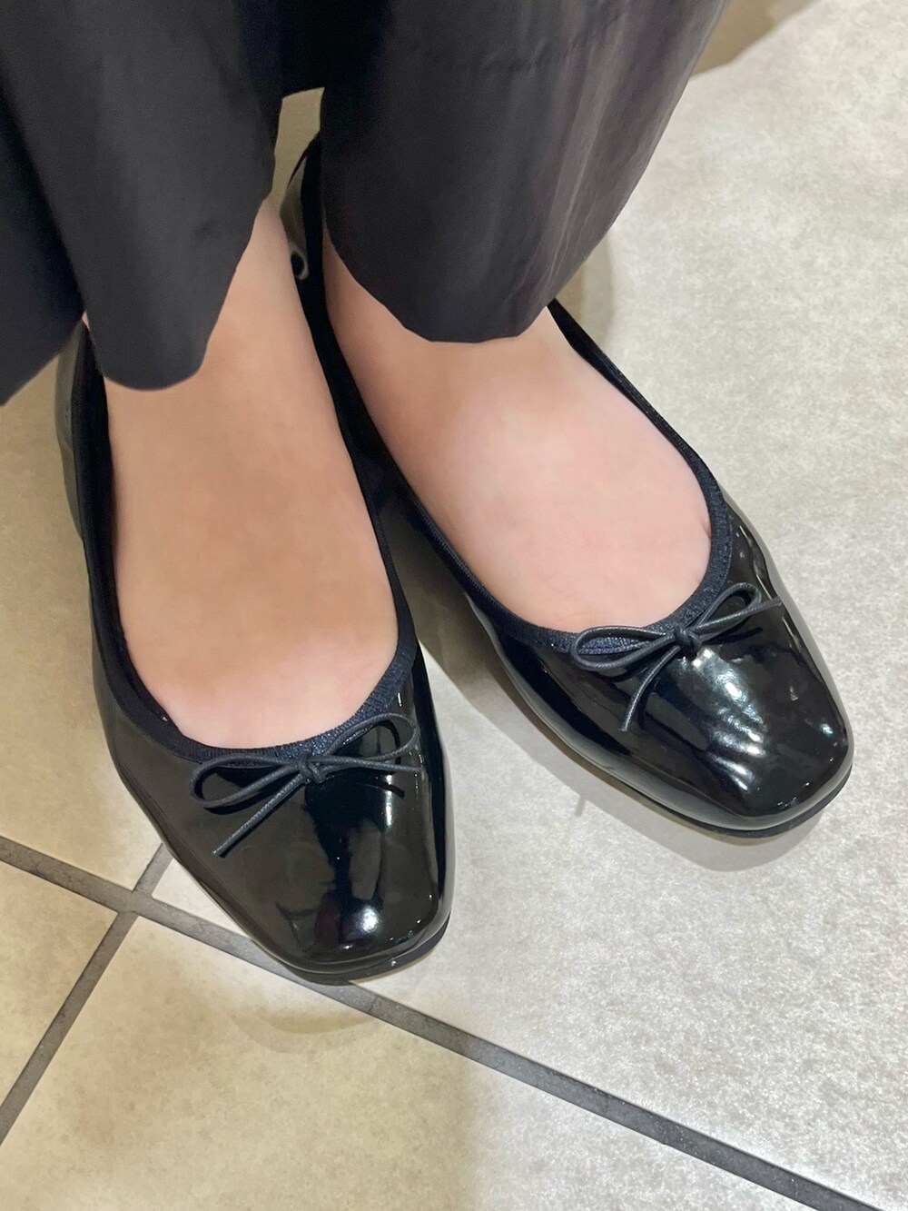 ブラック系のスカート、ブラック系のバレエシューズ、グレー系のTシャツ/カットソーを着用したレディースの夏コーディネートの5枚目の写真