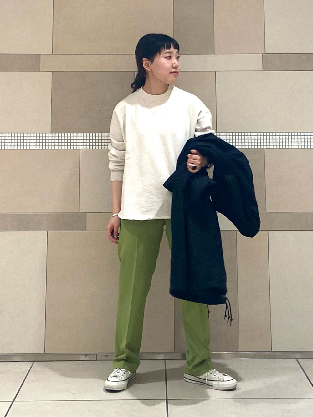 ブラック系のモッズコート、ホワイト系のスウェット、グリーン系のその他を着用したレディースの冬コーディネートの5枚目の写真