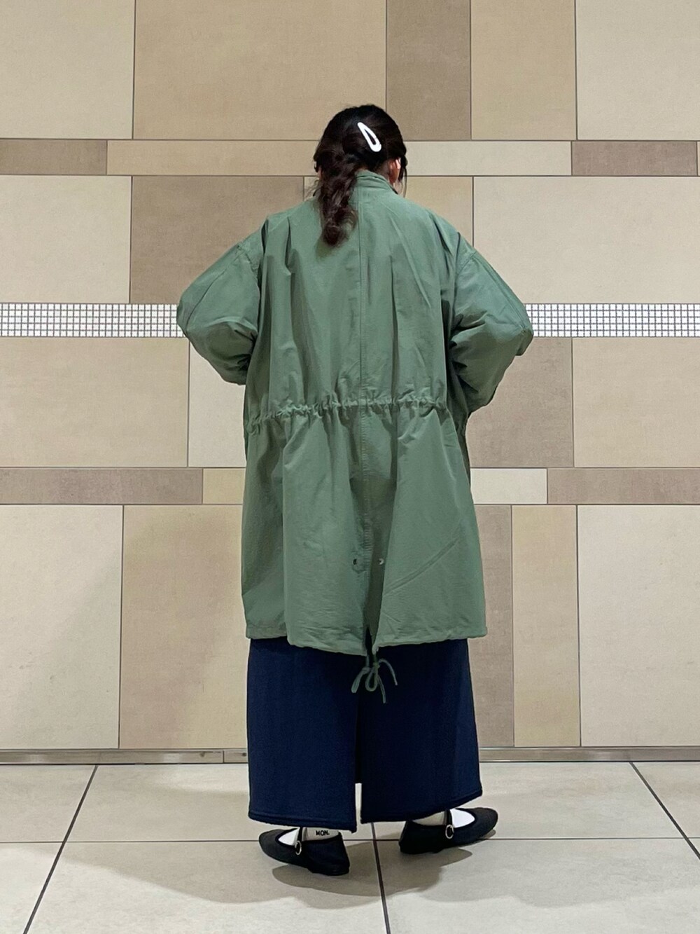 グレー系のスウェット、グレー系のスカート、ブルー系のシャツ/ブラウスを着用したレディースの冬コーディネートの5枚目の写真